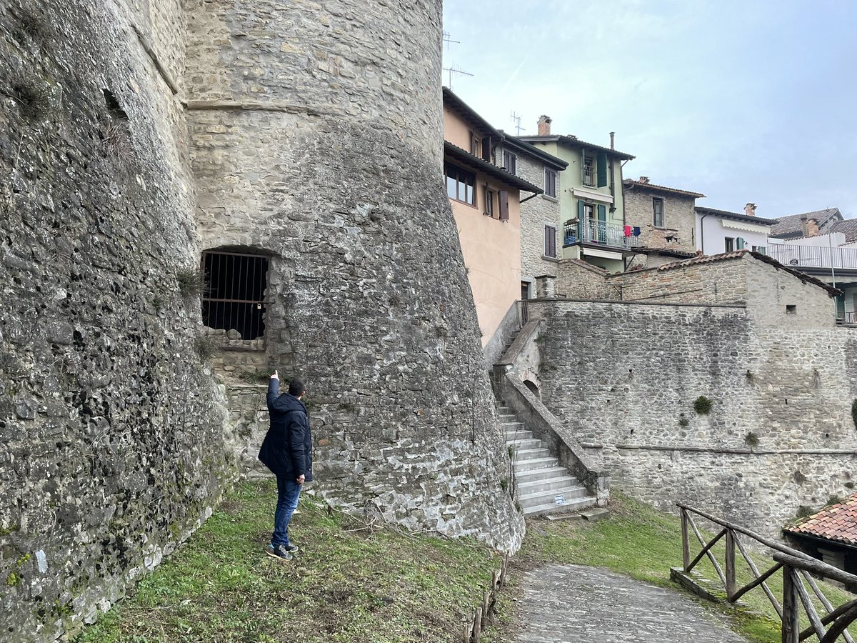 FSamorani's tweet photo. Subito al lavoro per provare ad ottenere finanziamento pnrr per per portare alla luce i cunicoli della Rocca di Civitella. Grazie a @dariofrance @MiC_Italia @ottaviaricci @ANCI_comunicare #civitellasotterranea #PNRR https://t.co/hxSthKjmJj