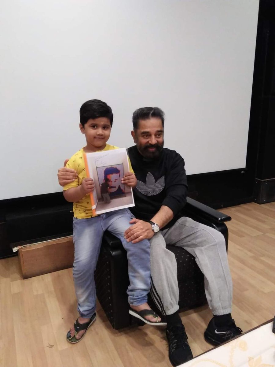 LakshmiVarun3's tweet photo. Kamal Haasan 

அவர்களின் பிறந்த நாளன்று, 500 க்யுப்களால் நம்மவர் முகத்தை வடிவமைத்த சிறுவன் #சாய்சித்தார்த் ஐ இன்று நேரில் அழைத்து தனது பாராட்டுக்களையும் வாழ்த்துக்களையும் தெரிவித்தார் உலகநாயகன் https://t.co/mu3GqhWXwa