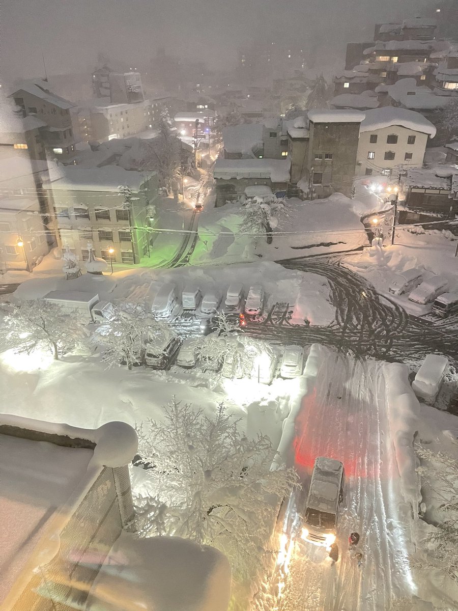 朝5:00に起きて、張り切ってきたけど、雪が降りすぎてゴンドラ動いてない💧

温泉入って明日に期待するかな！