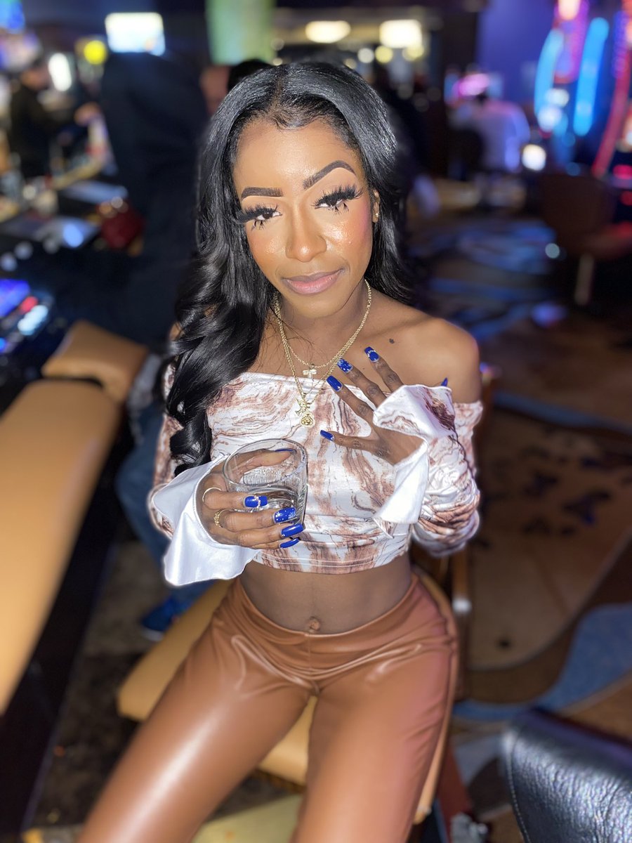 tease_ty's tweet photo. i had a great new years….went to work made a bag💸 and then got told i’m taking u to vegas by my boo💕 good start to the year🎊2️⃣2️⃣ https://t.co/TwMBwaZoUo