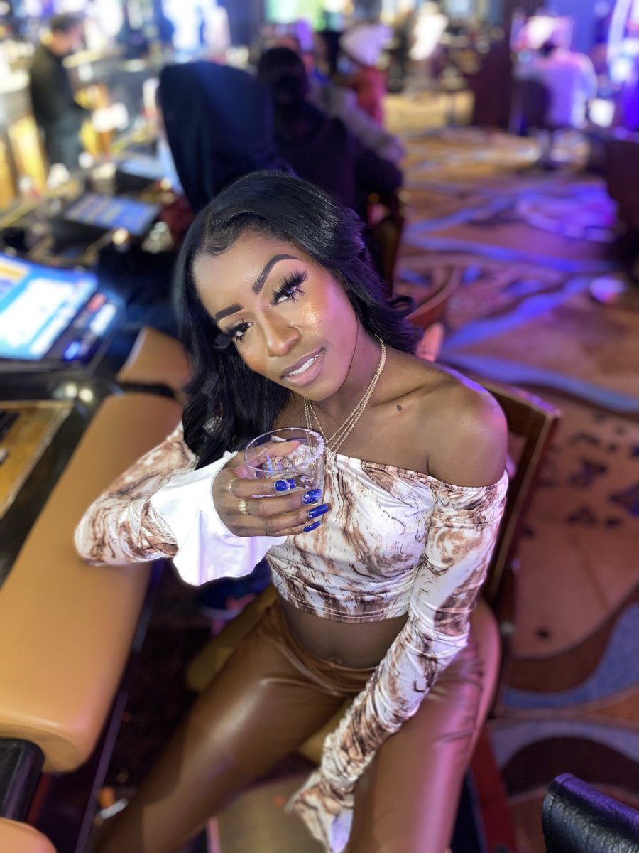 tease_ty's tweet photo. i had a great new years….went to work made a bag💸 and then got told i’m taking u to vegas by my boo💕 good start to the year🎊2️⃣2️⃣ https://t.co/TwMBwaZoUo