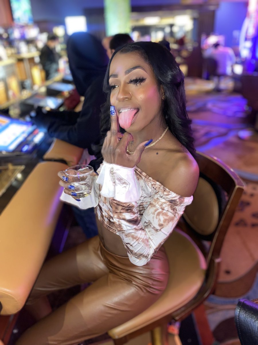 tease_ty's tweet photo. i had a great new years….went to work made a bag💸 and then got told i’m taking u to vegas by my boo💕 good start to the year🎊2️⃣2️⃣ https://t.co/TwMBwaZoUo