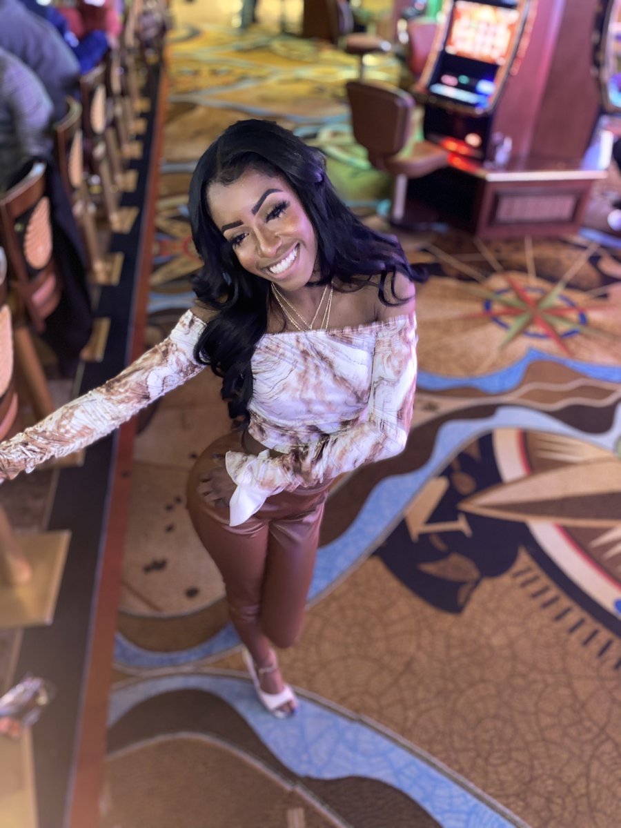 tease_ty's tweet photo. i had a great new years….went to work made a bag💸 and then got told i’m taking u to vegas by my boo💕 good start to the year🎊2️⃣2️⃣ https://t.co/TwMBwaZoUo