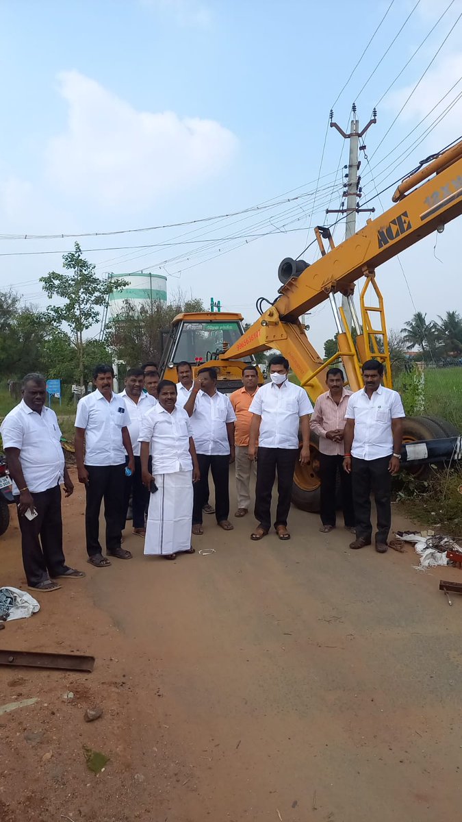 KNVijeykumarMLA's tweet photo. ஈட்டிவீரம்பாளையம் ஊராட்சி, லட்சுமி கார்டன் பகுதியில் குறைவான மின் அழுத்தம் காரணமாக குடிநீர் வழங்கும் மோட்டார்கள் இயங்க முடியாமல் மக்களுக்கு குடிநீர் வினியோகம் தடை பட்டதை அறிந்து  அதிகாரிகளிடம் பேசி போர்க்கால அடிப்படையில் 100 கேவி புதிய டிரான்ஸ்பார்மர் பெற்றுத்தந்தேன். https://t.co/LP5XbtlTKJ