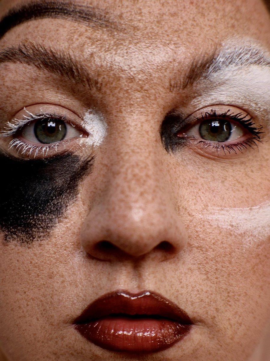 georgie_lowen's tweet photo. Yin & Yang ☯️
Out of all my looks from the #AlphabetChallenge, this one is my favourite 🥰
Using @MACcosmetics Chromacake to bring this to life!
#MACArtist #MUA #CreativeMakeup https://t.co/7MYwr6NCOs