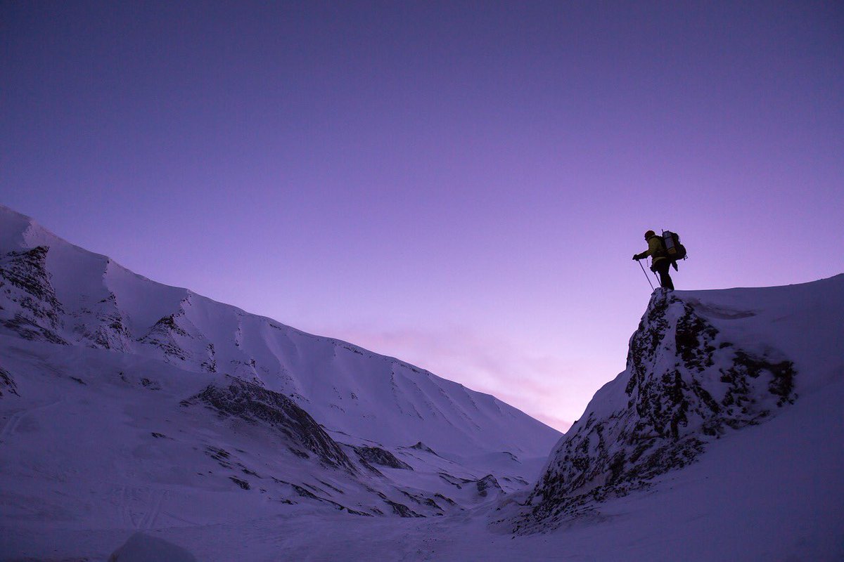 RevelDaily's tweet image. A mountaineer hiking in the snow! #Revel