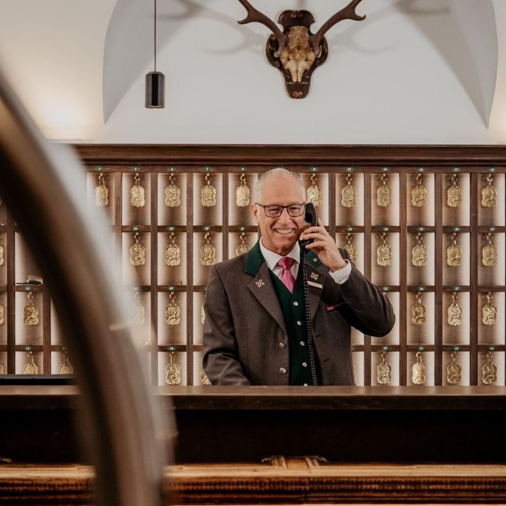 LesClefsdOrIntl's tweet photo. #MembersTuesday-We are pleased to introduce Thomas Klingsbigl, Chef Concierge at the Hotel Goldener Hirsch, a Luxury Collection Hotel in Salzburg, Austria.
Congratulations to your 30 years anniversary with Les Clefs d'Or!
#yourkeytoeverything #lesclefsdor #30years https://t.co/UsEfjy3Wrd