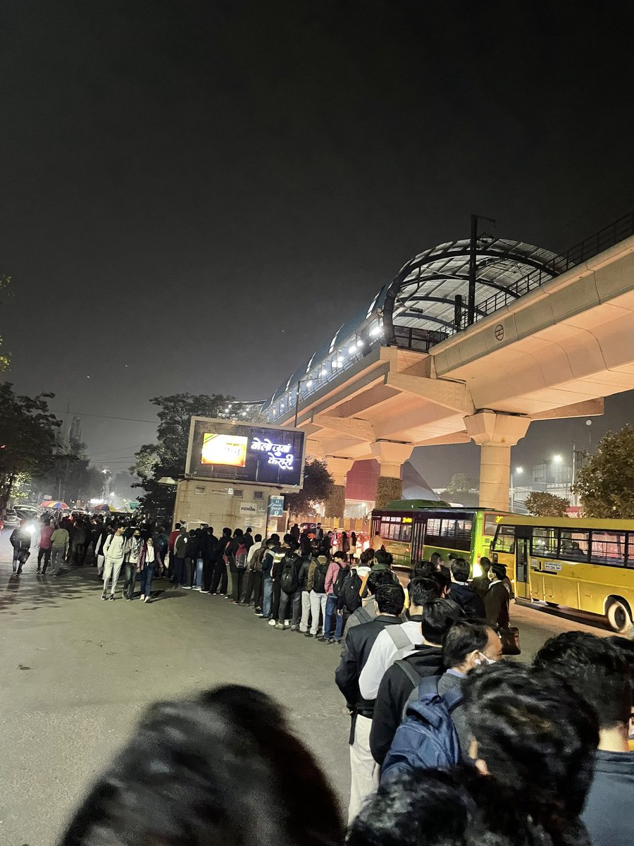 Arvind0331's tweet photo. मेट्रो के बाहर लगन��� वाली लाइन में Covid 19 बिल्कुल नहीं फैल रहा है । ये क्या तमाशा है https://t.co/C7lRSF35W5
