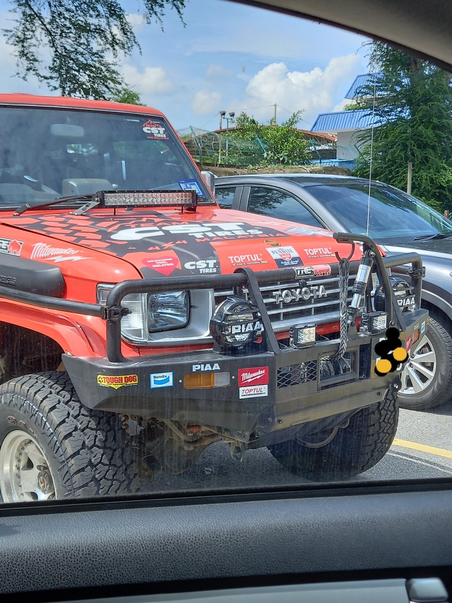 AaronWongBB's tweet photo. Saw this Off-Road BadBoy couple of times around PJ. Guy knows his stuffs. #ToyotaLandRover #4x4OffRoad #NiceSkinCom #Lifted #OffRoadMonster #Monster https://t.co/ZZX7RxoubF