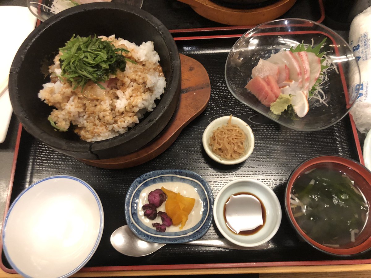 kameseitai's tweet photo. 浅草に行って、

「なに食べる」って、
聞かれたら迷わず　

『越後屋で石焼き鯛飯！』

と答えます🤣

半分食べたら、
あとは出汁をかけて食べます🤣

一度でニ度美味しい👍

#日本料理越後屋
#浅草
#石焼鯛飯 https://t.co/QAKfolvGrS