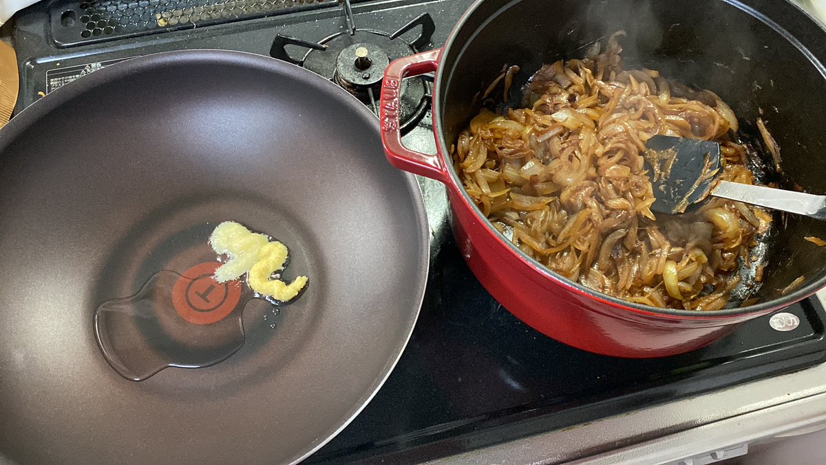 irimoya_'s tweet photo. 生姜とニンニクを温めてます。別フライパンでお肉を焼く準備♪
（面倒臭いけれど、今日は真面目に作る気分なの） https://t.co/2aScfGJU8i
