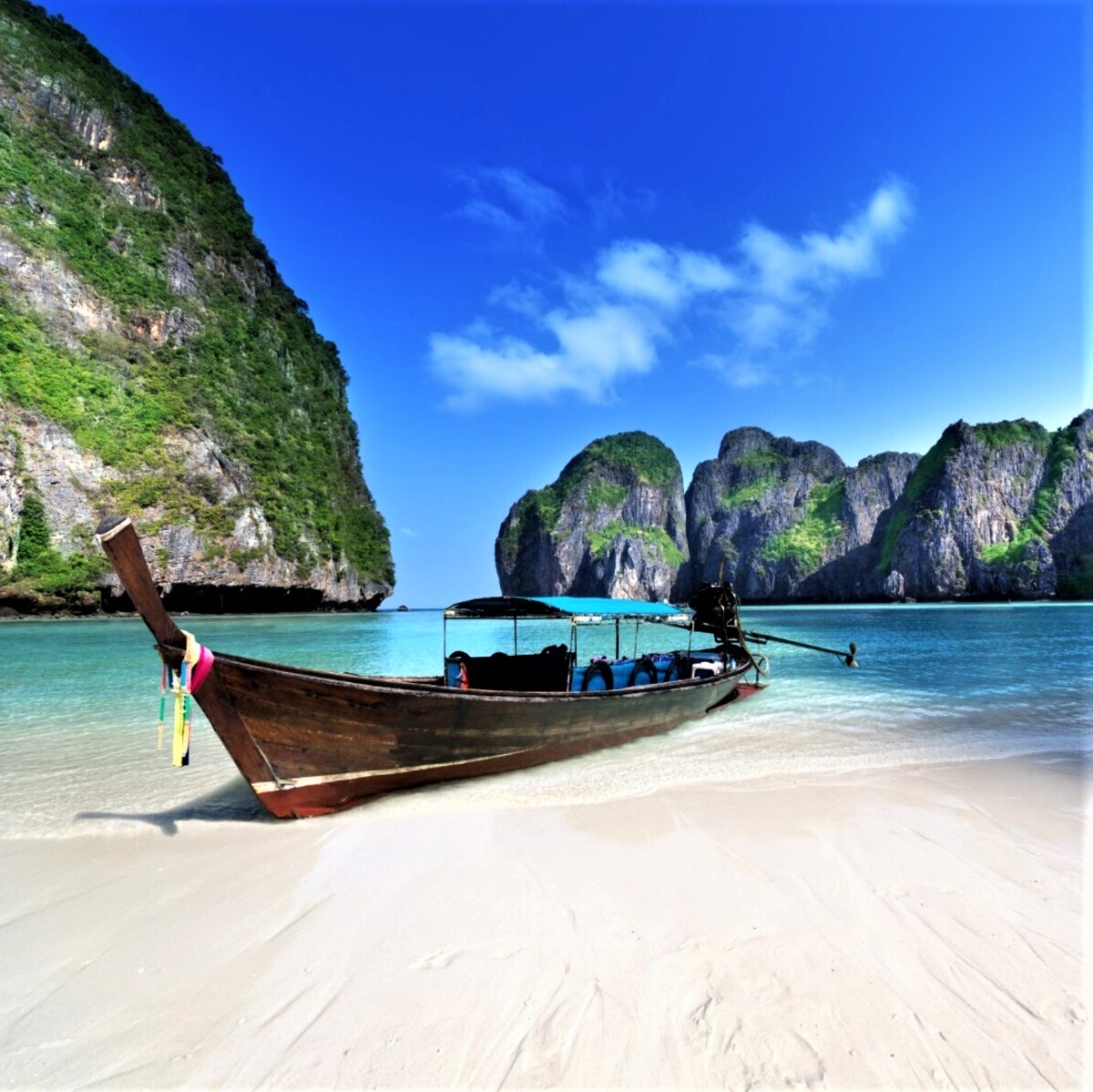 Siamtrails's tweet photo. Maya Bay, el lugar más famosos de las Islas Phi Phi se reabre al turismo después de 3 años. Pero sólo se permitirán un máximo de 375 personas visitándola a la vez y por un máximo de tiempo de una hora. #kohphiphi #mayabay #tailandia #playas #islas https://t.co/eo4Rez4c8n