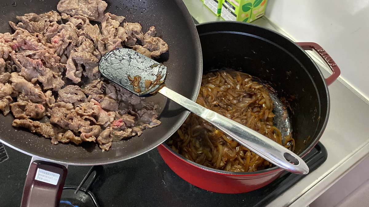 irimoya_'s tweet photo. お肉を玉ねぎに合わせまーす。

最後カボチャ入れるか悩み中……余ってるのよねー https://t.co/K00xJ4GtTv