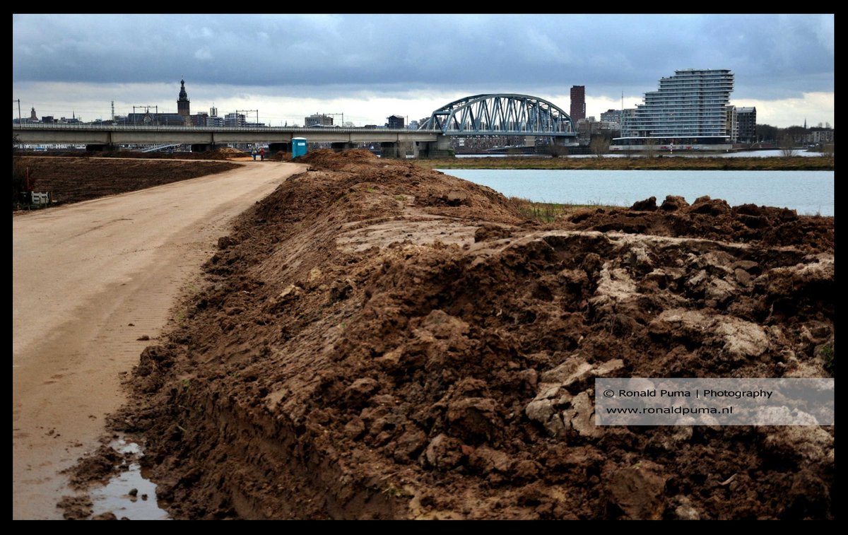 RonaldPumaPhoto's tweet photo. De #dijken langs de #Waal tussen #Wolferen en #Sprok (op foto's: cluster/deel langs #Spiegelwaal #Nijmegen #Oosterhout-#Lent) worden versterkt (#damwand/#klei) en verhoogd om #hoogwater te kunnen weerstaan. #dijkverzwaring #Oosterhoutsedijk #klimaat #Rijn. https://t.co/KKd04RThjQ