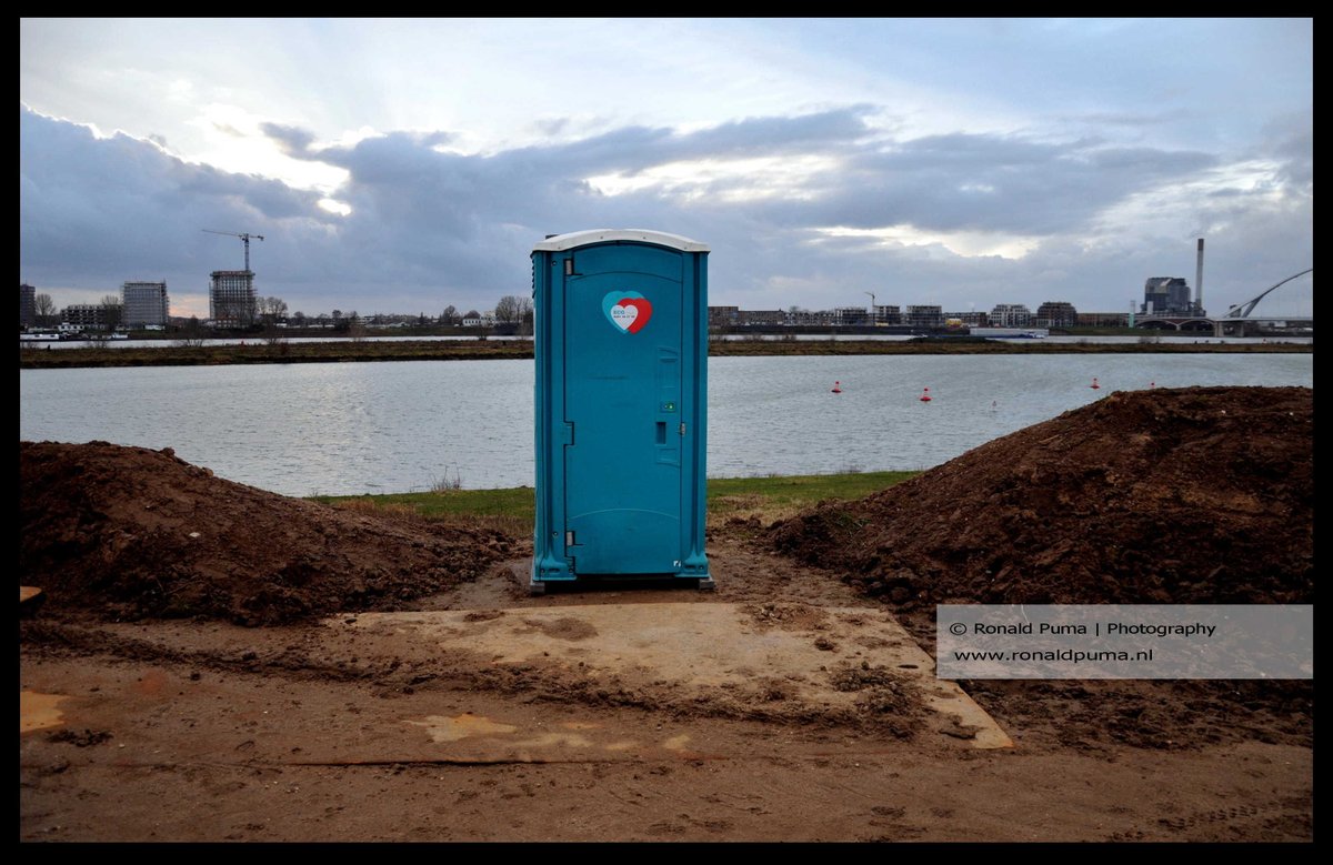 RonaldPumaPhoto's tweet photo. De #dijken langs de #Waal tussen #Wolferen en #Sprok (op foto's: cluster/deel langs #Spiegelwaal #Nijmegen #Oosterhout-#Lent) worden versterkt (#damwand/#klei) en verhoogd om #hoogwater te kunnen weerstaan. #dijkverzwaring #Oosterhoutsedijk #klimaat #Rijn. https://t.co/KKd04RThjQ