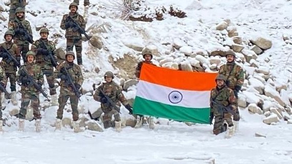 KirenRijiju's tweet photo. Brave Indian Army soldiers in Galwan Valley on the occasion of #NewYear2022 https://t.co/5IyQaC9bfz