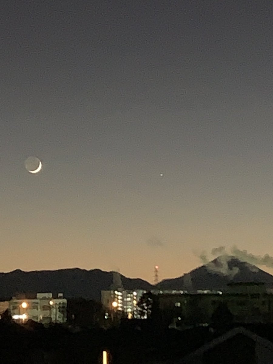 今さ、月の横で光ってるの水星だよ
その上が土星で、さらに上に明るいのが木星

きれいだね
富士山も一緒に撮れた