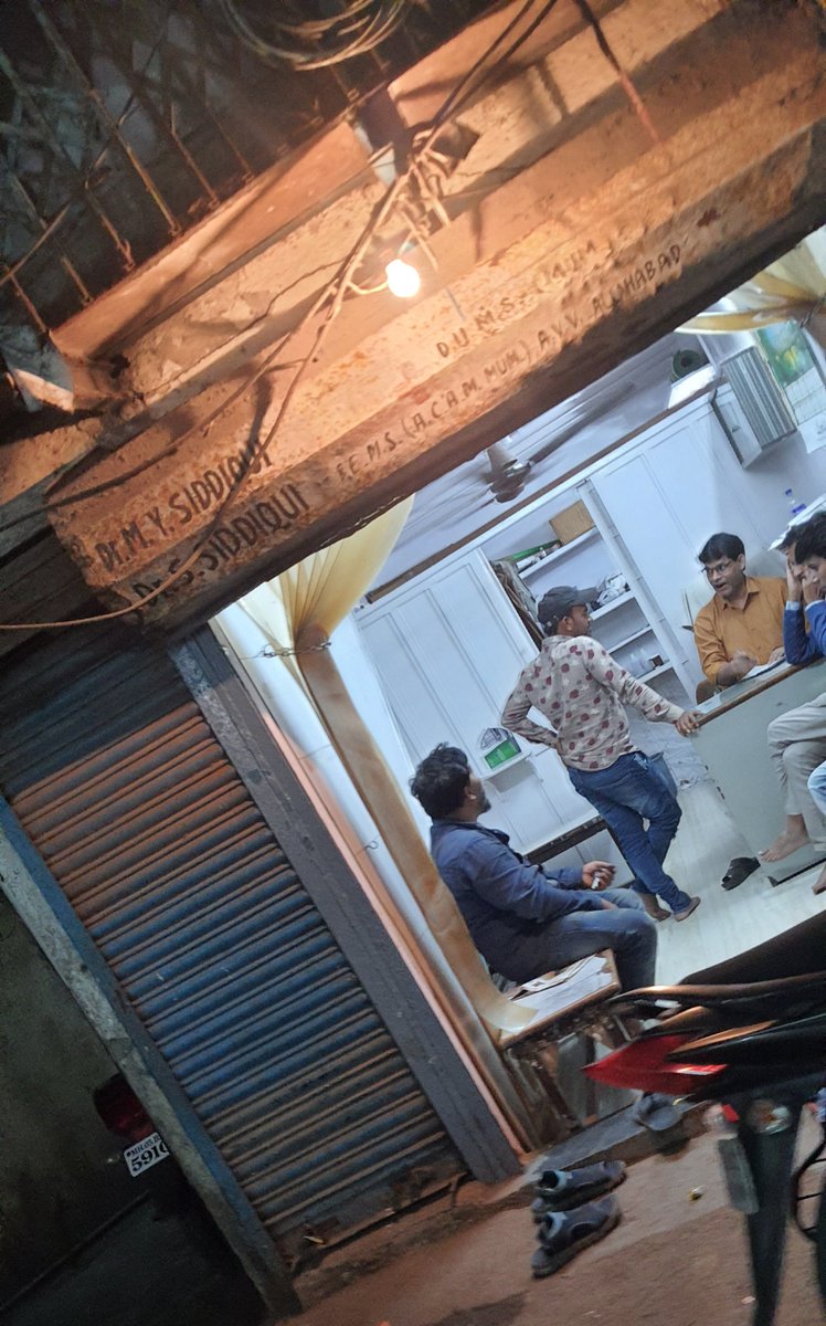 osman78692's tweet photo. @Chav0_ @CPMumbaiPolice @MumbaiPolice @MahaCyber1 Aditya sir, ye wapas aa gaye hain kuch din chupne ke baad. Inko agar pakadna hai to shaam me 8-9 baje aaspaas ye dikhenge clinic me...inka time wahi hai aane ka...pls action lijiye https://t.co/Mw7x4WYSYE