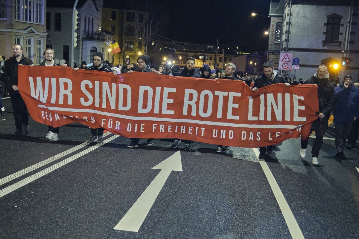 derrechterand's tweet photo. »der Nazi-Block« in Rostock

4.000 #Nazis und #Querulanten Hand in Hand...
Nazikader marschieren nicht nur mit, sondern haben ihren Block ziemlich weit vorne. 
Daniel Sebbin 
Christian Worch 
Alexander Deptolla 
u.a. 

#hro0301 #Rostock https://t.co/l7prcMCu3X