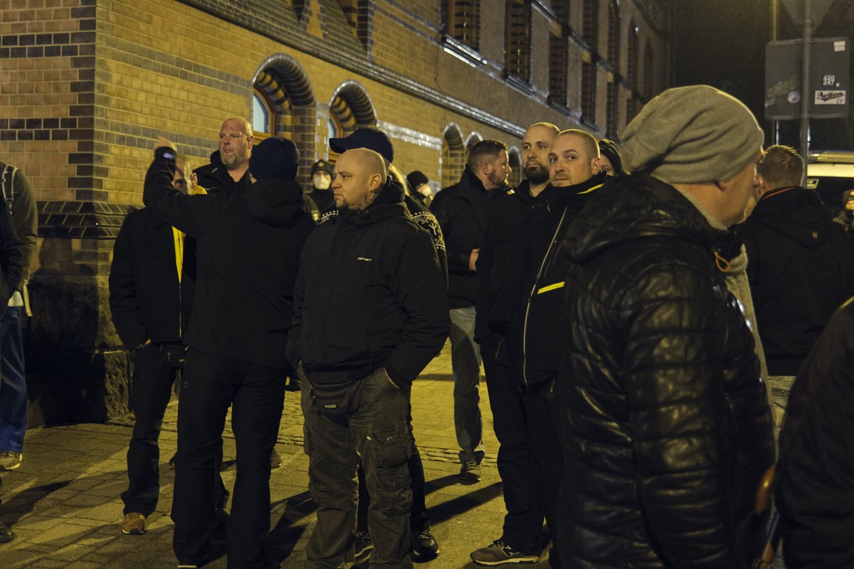 derrechterand's tweet photo. »der Nazi-Block« in Rostock

4.000 #Nazis und #Querulanten Hand in Hand...
Nazikader marschieren nicht nur mit, sondern haben ihren Block ziemlich weit vorne. 
Daniel Sebbin 
Christian Worch 
Alexander Deptolla 
u.a. 

#hro0301 #Rostock https://t.co/l7prcMCu3X