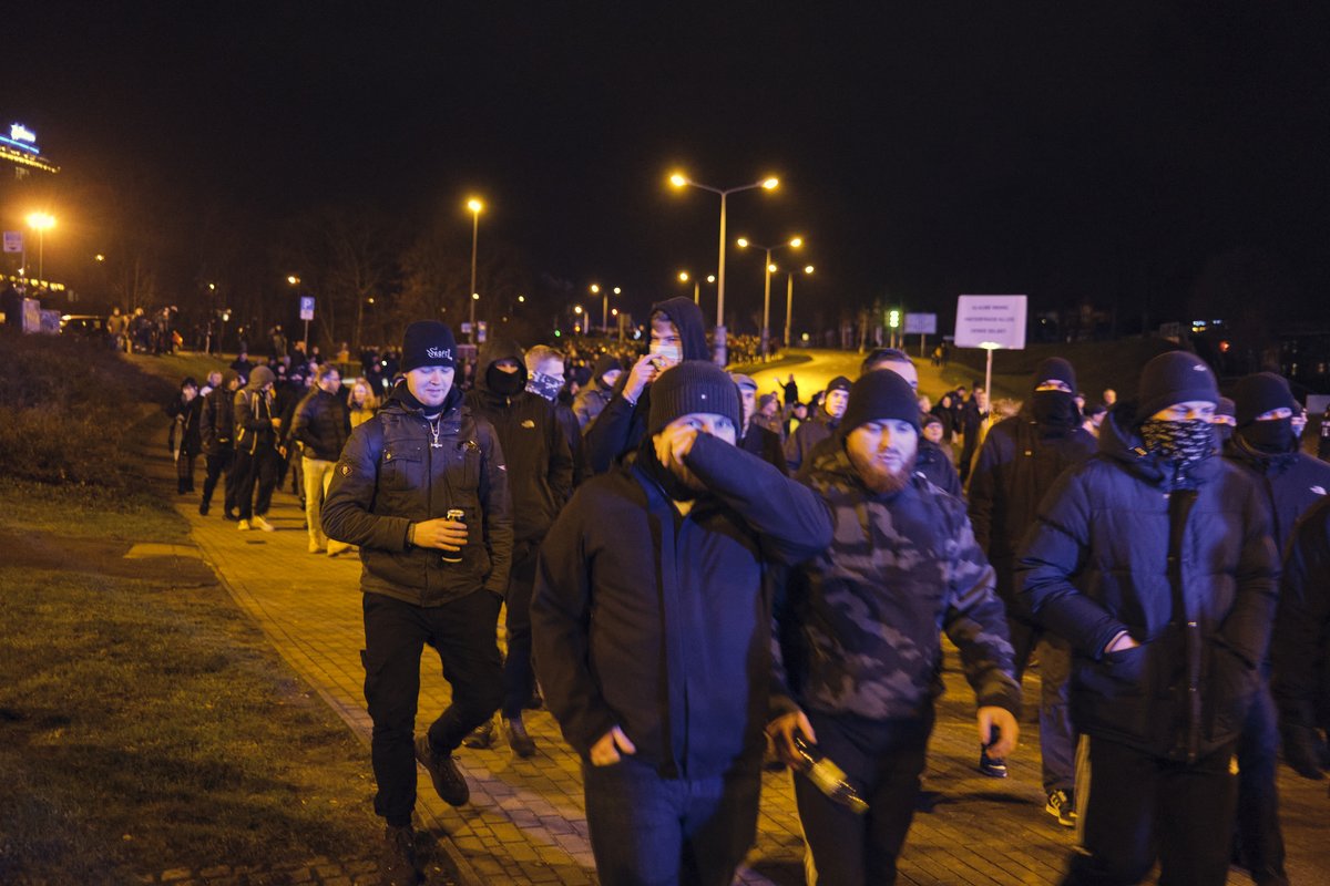 derrechterand's tweet photo. »der Nazi-Block« in Rostock

4.000 #Nazis und #Querulanten Hand in Hand...
Nazikader marschieren nicht nur mit, sondern haben ihren Block ziemlich weit vorne. 
Daniel Sebbin 
Christian Worch 
Alexander Deptolla 
u.a. 

#hro0301 #Rostock https://t.co/l7prcMCu3X
