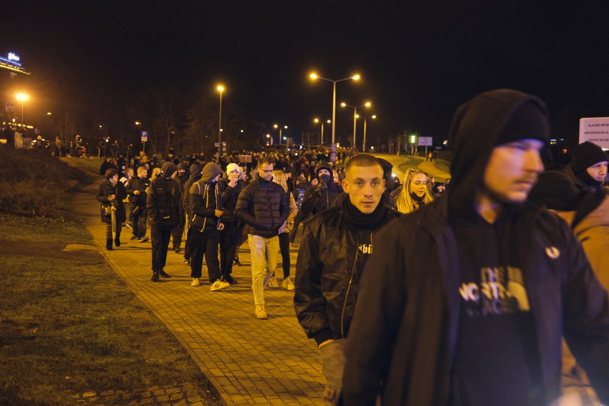derrechterand's tweet photo. »der Nazi-Block« in Rostock

4.000 #Nazis und #Querulanten Hand in Hand...
Nazikader marschieren nicht nur mit, sondern haben ihren Block ziemlich weit vorne. 
Daniel Sebbin 
Christian Worch 
Alexander Deptolla 
u.a. 

#hro0301 #Rostock https://t.co/l7prcMCu3X