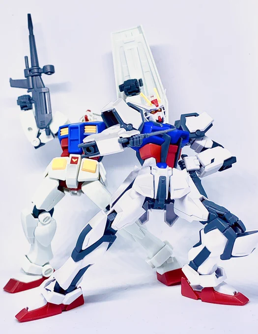 EGガンダムとEGストライク!
EG凄いですね、成形色だけで色分けされてて可動域も広い上に価格が安い! 