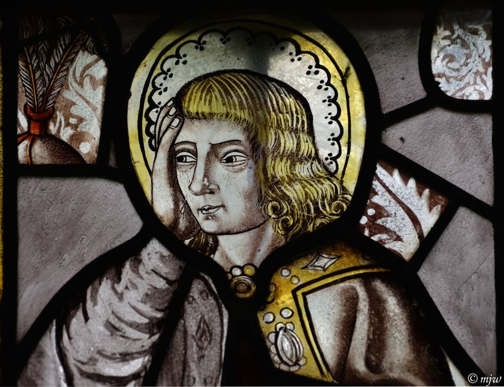 St John crying at the foot of the cross, #MedievalGlass in St Nicolas' Chapel, Gipping, #Suffolk. More pictures on the blog :  church-travellers.eu/st-nicolas-cha…
