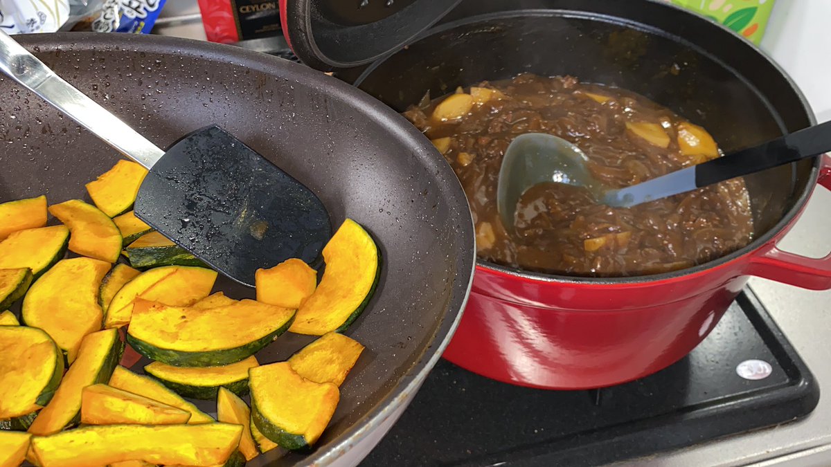 irimoya_'s tweet photo. というわけで、先ほど使ったフライパンでカボチャを少し焼きました。
カレールーを溶いた鍋に入れて完成です。
あとちょっと余熱で茹でます。 https://t.co/gp2OE5vR71