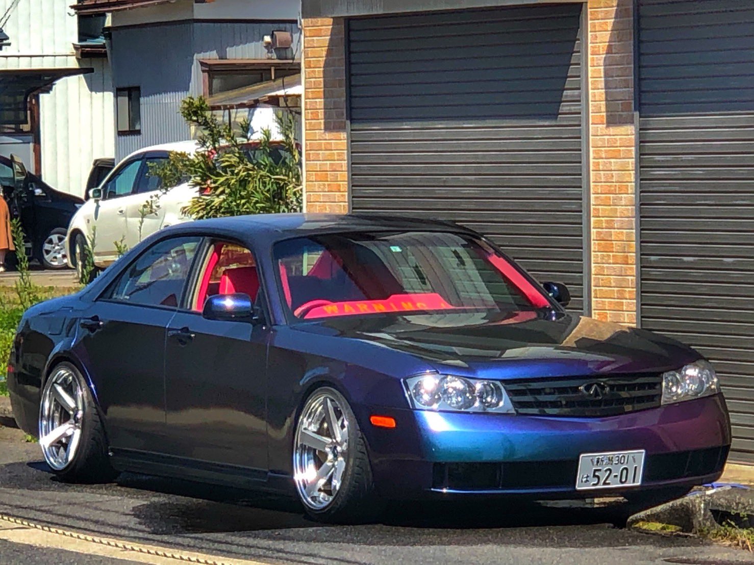 ちん 代理です Y34セドリック売ります 平成14年 距離5万キロちょい 車検4月迄 内装張り替えと各所造作 外装m45仕様 各所スムージング マジョーラ全塗装 エキゾテック超高音ワンオフマフラー T Demand車高調 金額は45万円です ホイールは