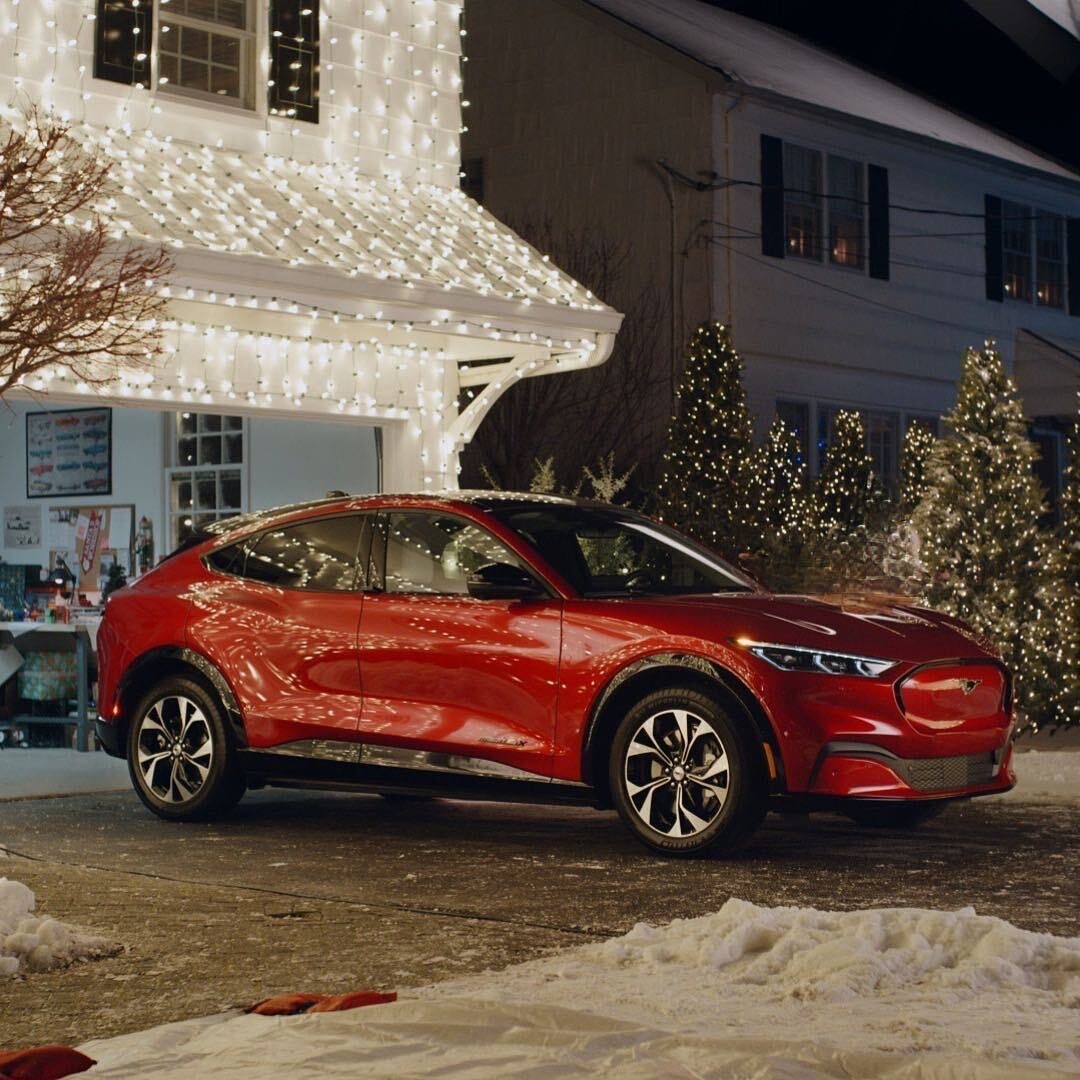 FordSpain's tweet photo. ¡Qué bien le sienta a nuestro #MustangMachE la #Navidad! 🎄 https://t.co/XwxKzGPPJw #Ford #AcercandoElMañana #GoElectric https://t.co/J3EcFRgdHF