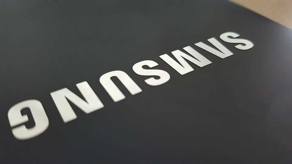 SecuRT_Montbe's tweet photo. Samsung a 38 ans et 1 mois de plus qu'Apple https://t.co/6n1tEDVDj7