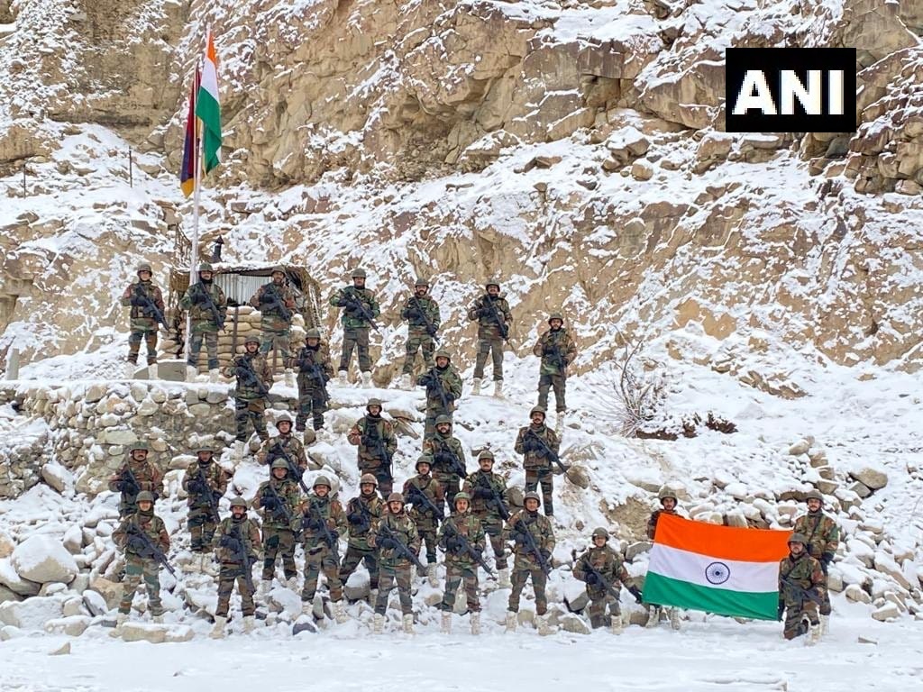 EconomicTimes's tweet photo. #IndianArmy soldiers in #Galwanvalley on #NewYear 
The flag flying next to the Indian flag is that of the Dogra regiment which is deployed there. https://t.co/sj57CtHcxM