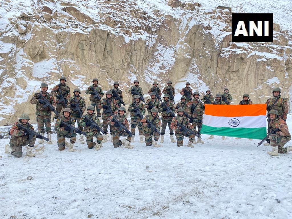 EconomicTimes's tweet photo. #IndianArmy soldiers in #Galwanvalley on #NewYear 
The flag flying next to the Indian flag is that of the Dogra regiment which is deployed there. https://t.co/sj57CtHcxM