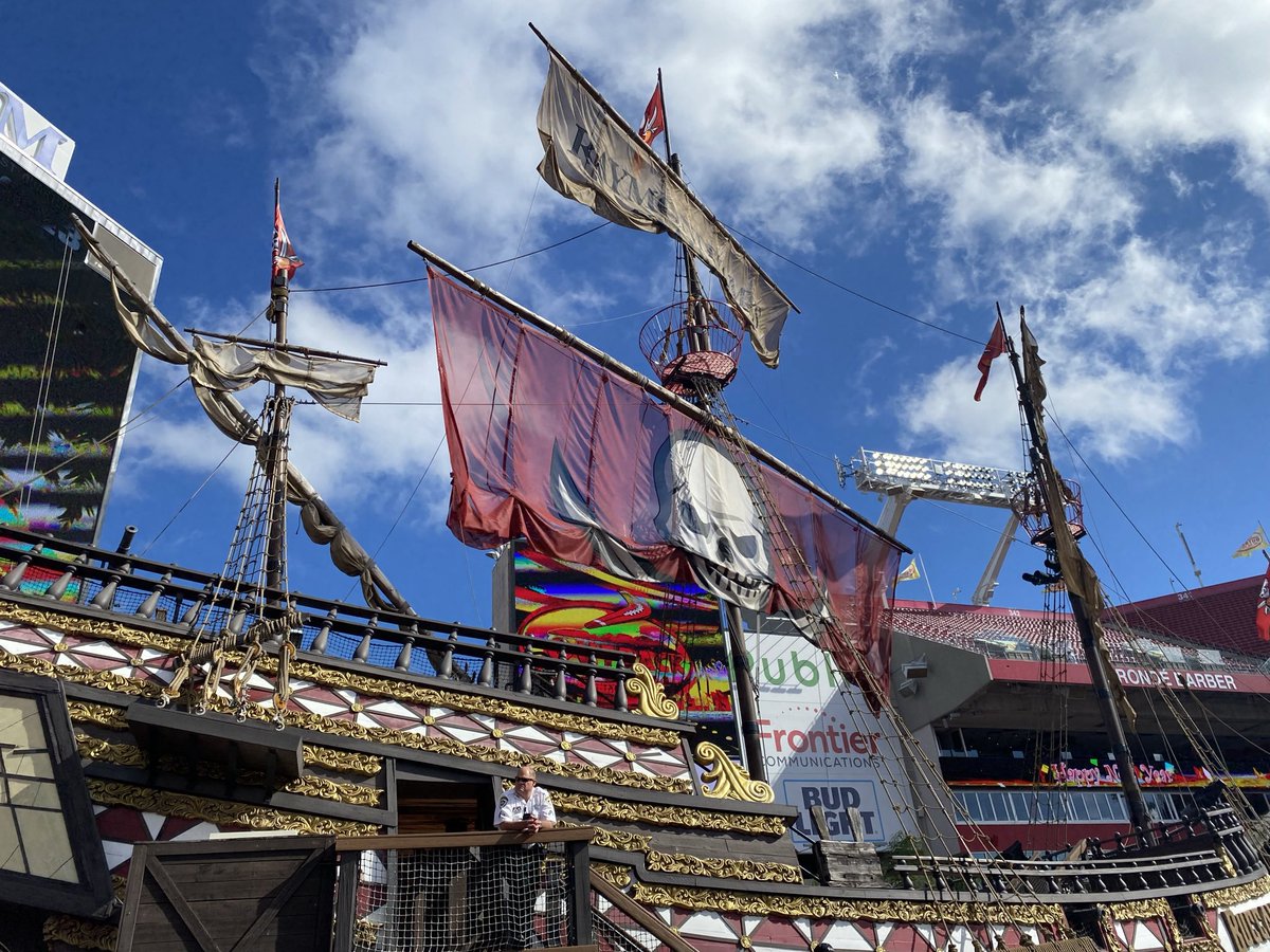 WFTHISTORYPHOTO's tweet image. If the new name is Commanders, can we get a battleship in the new stadium with cannons? Tampa’s pirate ship is cool, a battleship would be cooler. Just messing around. 
But a tank with sharks that have laser beams attached would be awesome.