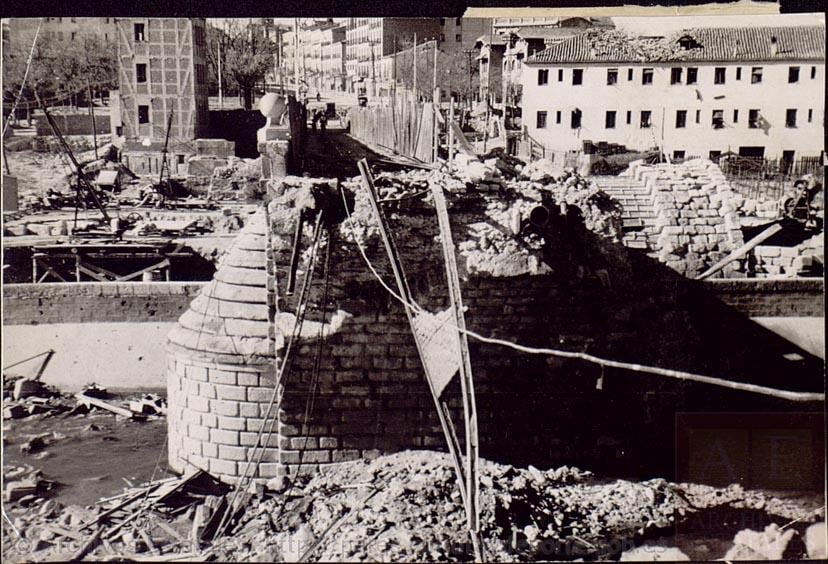 Puente de Segovia bombardeado, 16 noviembre 1936 via FB de <a href="/gefrema/">GEFREMA</a>