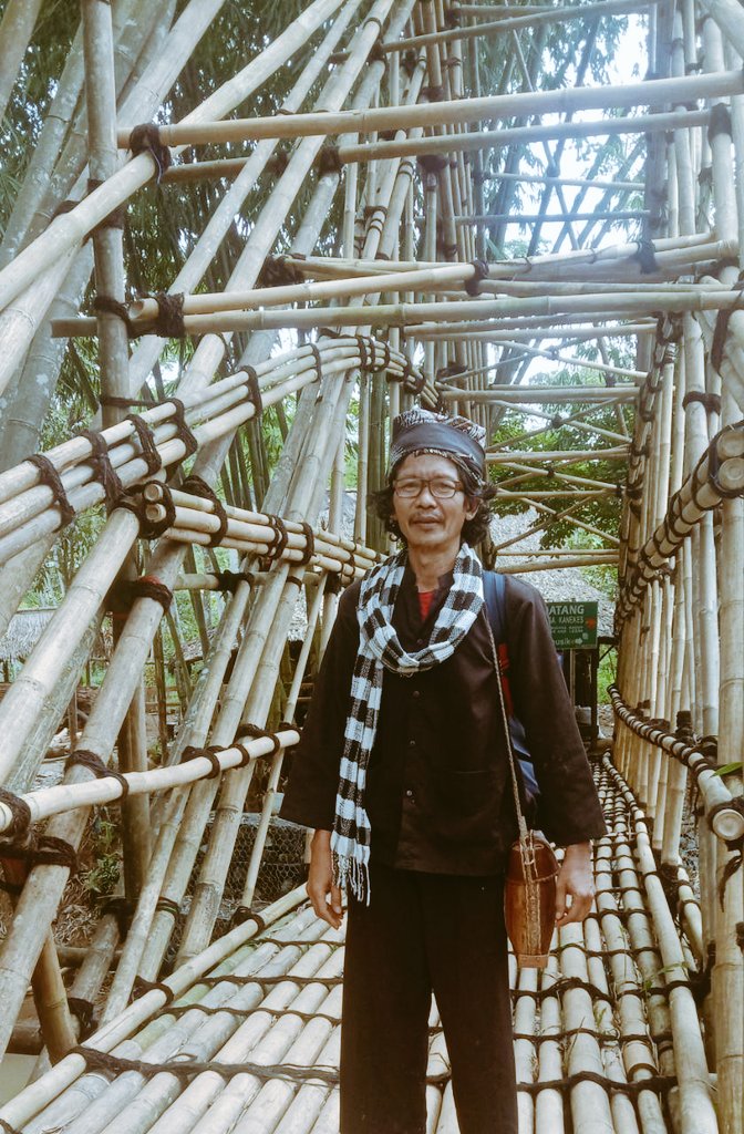 Jelantik5's tweet image. Tuhan tak pernah ikut campur dg urusan manusia. Manusia bebas membangun peradaban &amp;amp; kebudayaanya masing2. Tetapi bangsa yg "bodoh" sangat mudah dibohongi, kesadaran mereka dikerdilkan dg dogma &amp;amp; dongeng, bukan dg fakta &amp;amp; realita.

(AbahUci)
#BudayaIndonesia #Budaya #Nusantara