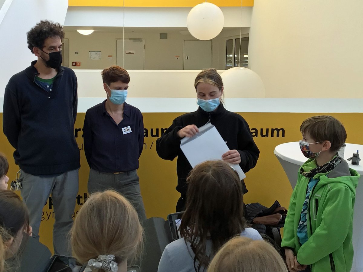 Den 2. Platz des Konstruktionswettbewerbes belegt das Team der Kurt-Masur-Grundschule #Leipzig. Was deren Putzroboter 301 neben Putzen noch alles kann, lest ihr im Blogbeitrag: bit.ly/3mTaC50

#twlz #future #mintmagie #3ddesign 
@Christiani_MINT <a href="/jungetueftler/">Junge Tueftler*innen</a> @BMBF_Bund