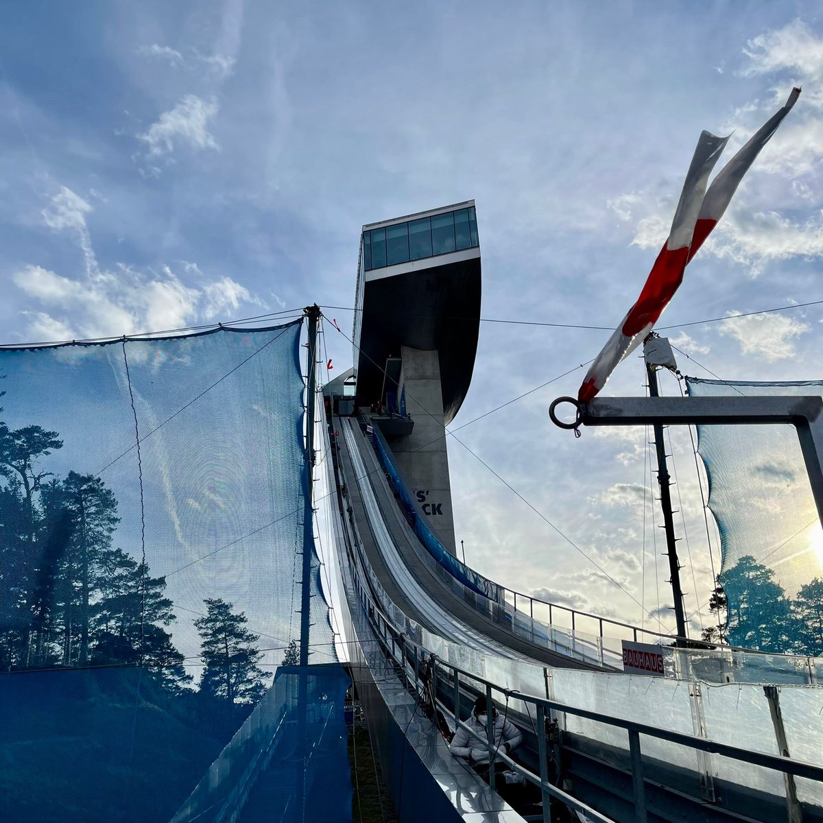 vier_schanzen's tweet photo. It's official now. ‼️
Todays competition in #Innsbruck is cancelled due to strong wind. ❌
We will keep you informed how things are going.

#4hills #vierschanzentournee #bergisel #skijumping #skispringen https://t.co/MoL1rS5QTU
