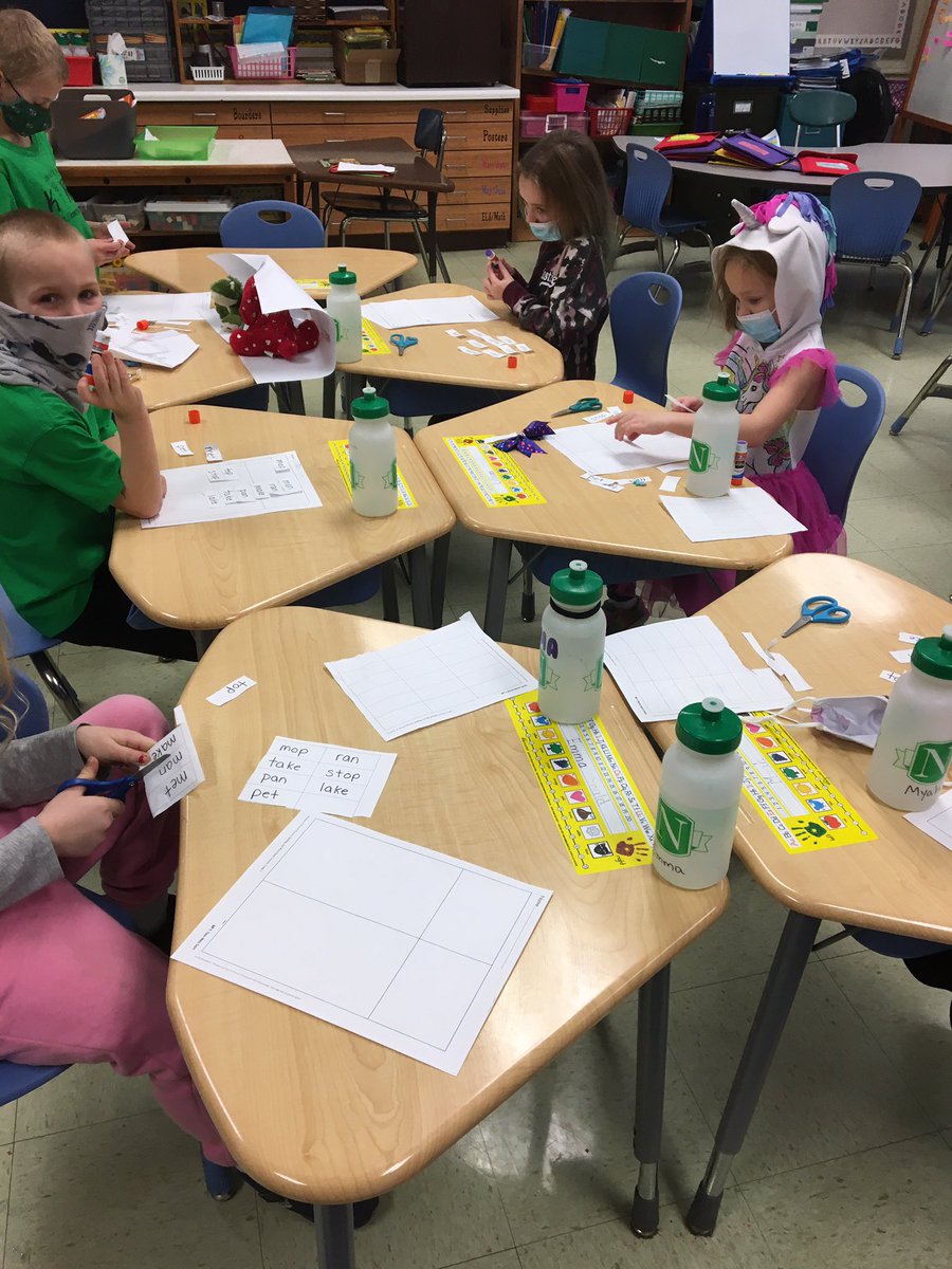 No technology Tuesday! Noticing patterns in words. #naplescsd #NaplesWellness