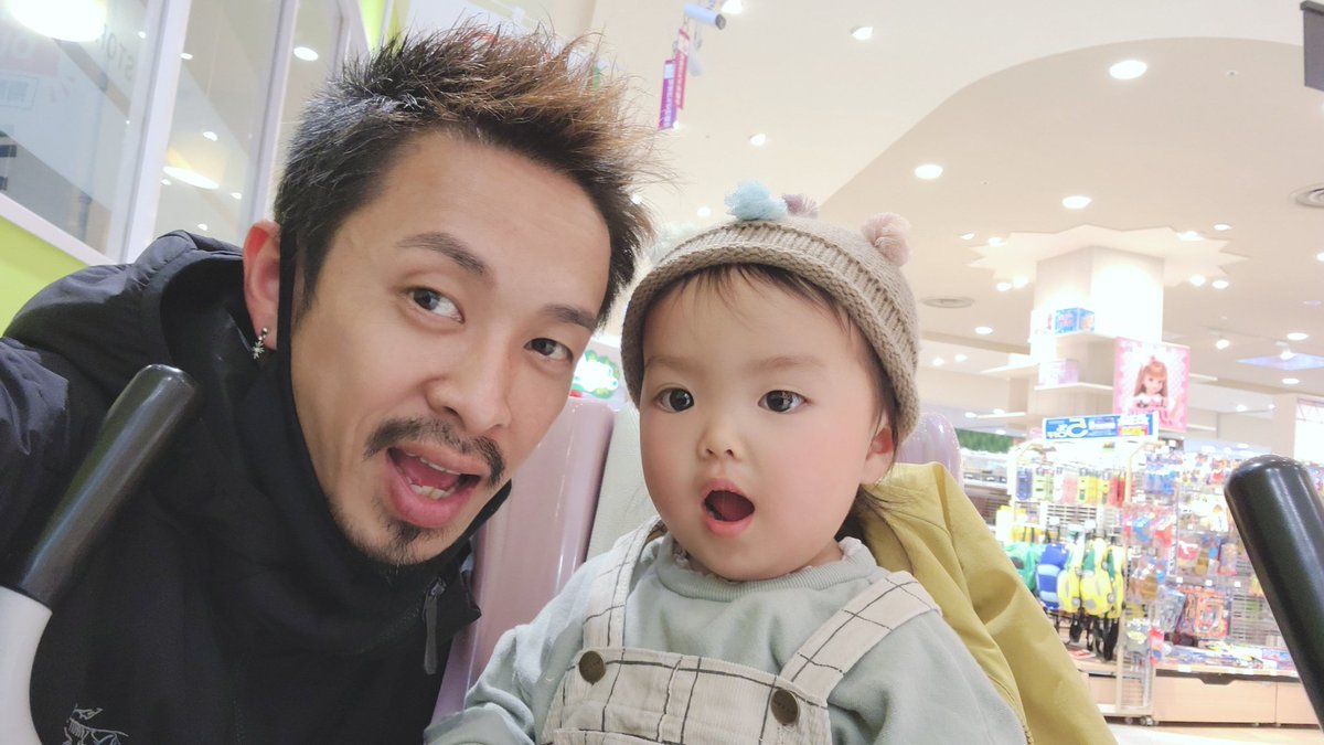 masak317's tweet photo. Twitter久しぶり😊　子供も2歳になってイヤイヤ期もあり大変だけど楽しくやっております。目パッチリで笑顔がめちゃ可愛いくてデレデレです😍　仕事も順調で忙しい中、4月からずっと筋トレ続けてて結構引き締まってきました😤　いろいろと大変だけど何とか頑張ってやってます　
#子供　#筋トレ https://t.co/tIWTU99T01