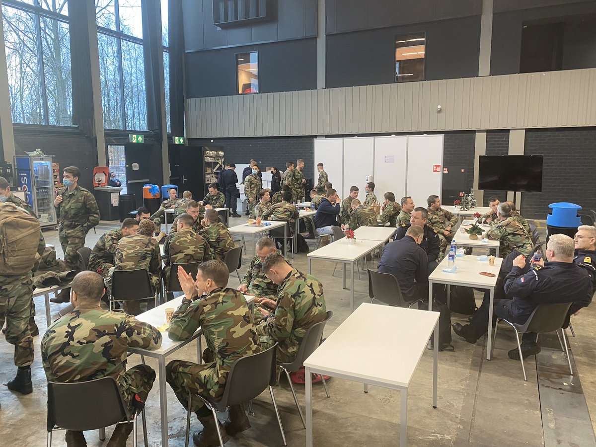 AOOKramer's tweet image. Op werkbezoek bij de Mariniers en personeel CZSK die de booster campagne ondersteunen in Rotterdam. @rotterdamahoy  @kon_marine @korpsmariniers @ministervanvws @Defensie