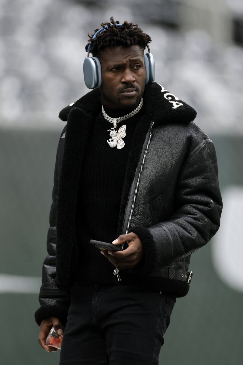 Shevon Salmon on X: I realized since recently alot of celebrities have  been caught wearing Apple's AirPods Max  / X