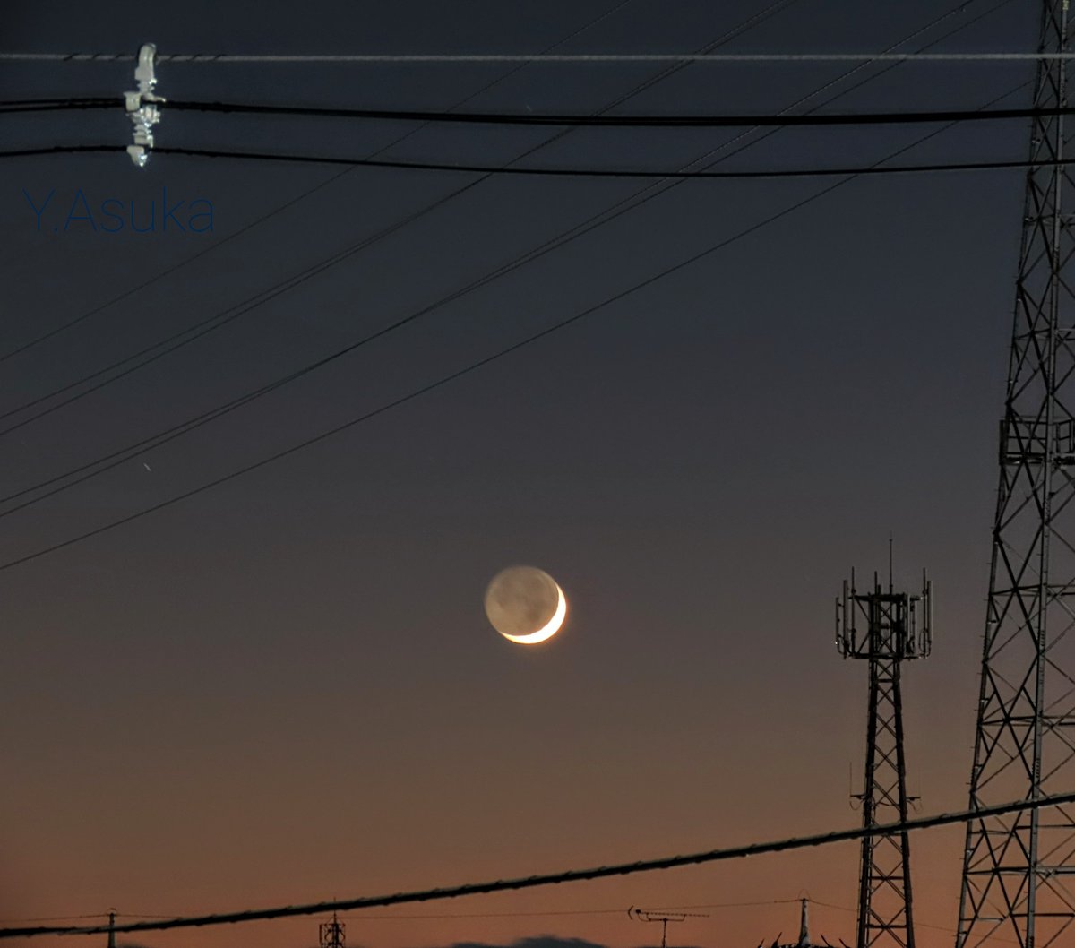 yumeasutw's tweet photo. 夕暮れの空に
  細～いお月様🌙

ほんのり焼け色が残る #夕暮れ 🌃
南西の空に下りて来た
#地球照 が美しい
#既朔 のお月様(月齢1.6)
#月 の右手の方へ視線を移すと
#鉄塔 の中で #水星 が
ポツンと輝いています💫

#moon
#空の名前
#雲の教室
#天気の図鑑
#トワイライト #薄明
#a2022 #a0104 #a202201 https://t.co/JMX3YGUUSi