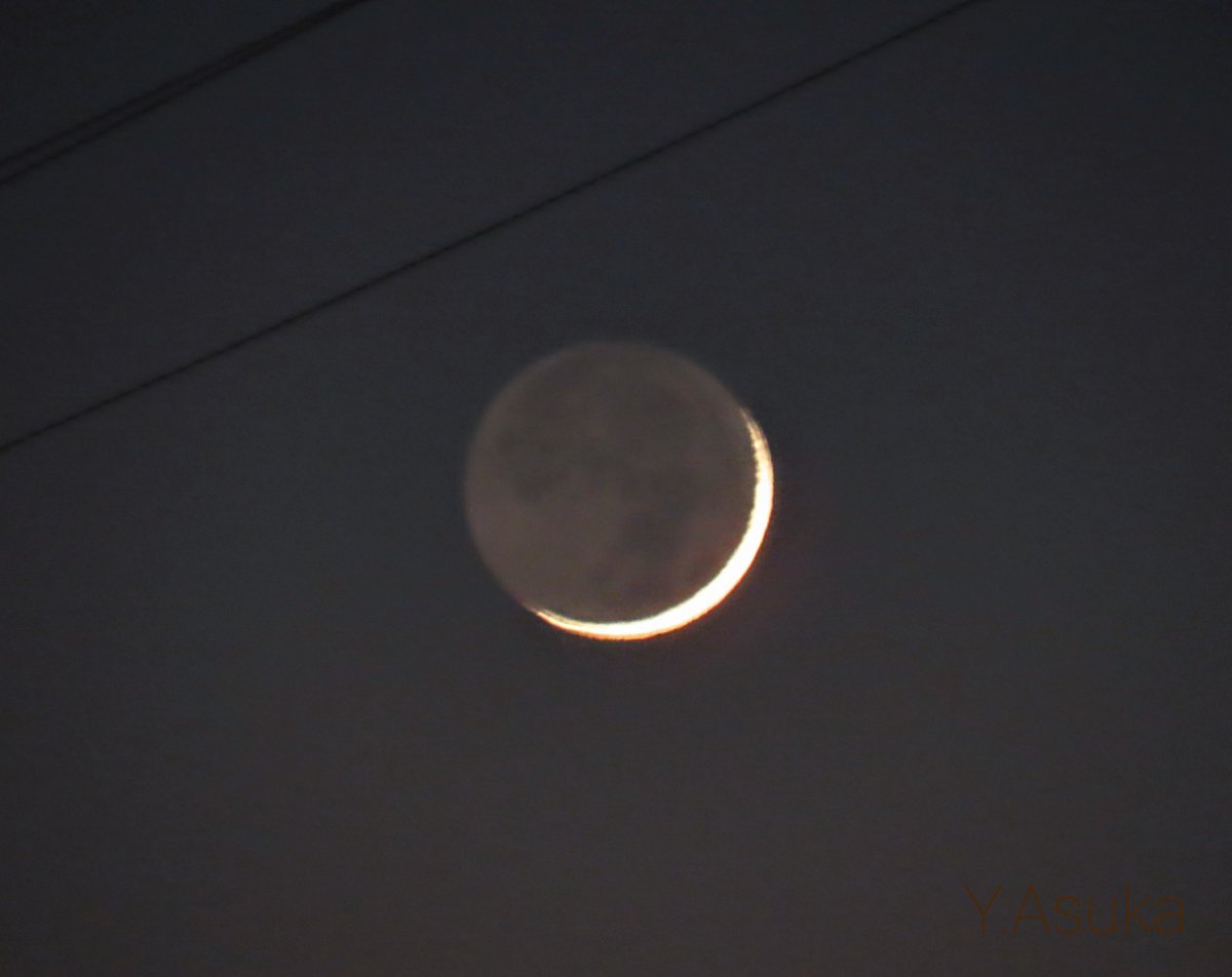 yumeasutw's tweet photo. 夕暮れの空に
  細～いお月様🌙

ほんのり焼け色が残る #夕暮れ 🌃
南西の空に下りて来た
#地球照 が美しい
#既朔 のお月様(月齢1.6)
#月 の右手の方へ視線を移すと
#鉄塔 の中で #水星 が
ポツンと輝いています💫

#moon
#空の名前
#雲の教室
#天気の図鑑
#トワイライト #薄明
#a2022 #a0104 #a202201 https://t.co/JMX3YGUUSi
