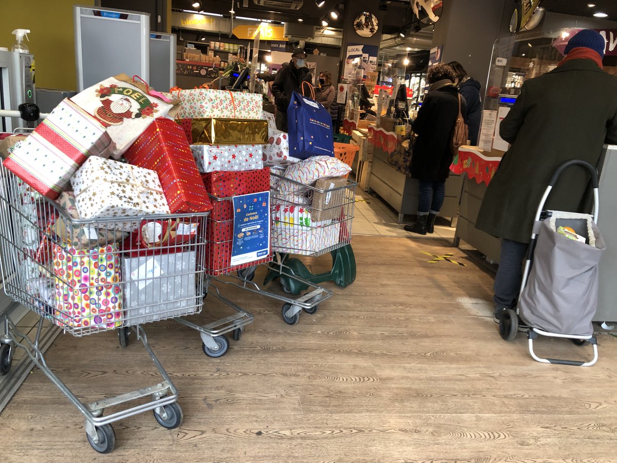 Biocoop's tweet photo. ✨M E R C I✨ à toutes et tous pour votre mobilisation et votre #générosité : Noel Bio Solidaire a été un succès !
Retour en image sur le mois précédent avec nos magasins partenaires de l'opération : merci #Biocoop du gros caillou , Biocoop le pois tout vert pour vos photos ! https://t.co/lKcBNJR6mN