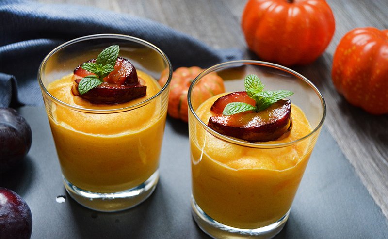 Kuechenschnack's tweet photo. Leckeres Kürbismousse mit glasierten Pflaumen. Das Rezept gibt es unter: https://t.co/m55Q4IxdfE

#pumpkin #kürbis #foodblogger #foodblog https://t.co/rVCmX6daW7