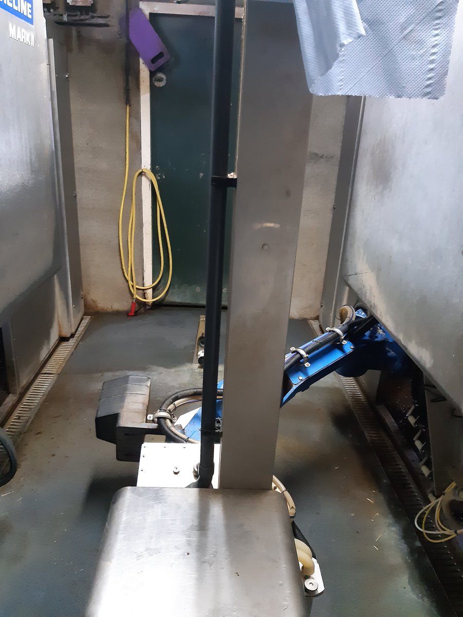 36sandjes's tweet image. Een kijkje in onze #melkrobot. Aan weerszijden een box waar een koe in staat. In het midden één robotarm die beide kanten bediend.
De koeien kunnen er in wanneer ze willen, dat is voor de meeste koeien 2x per 24 uur.