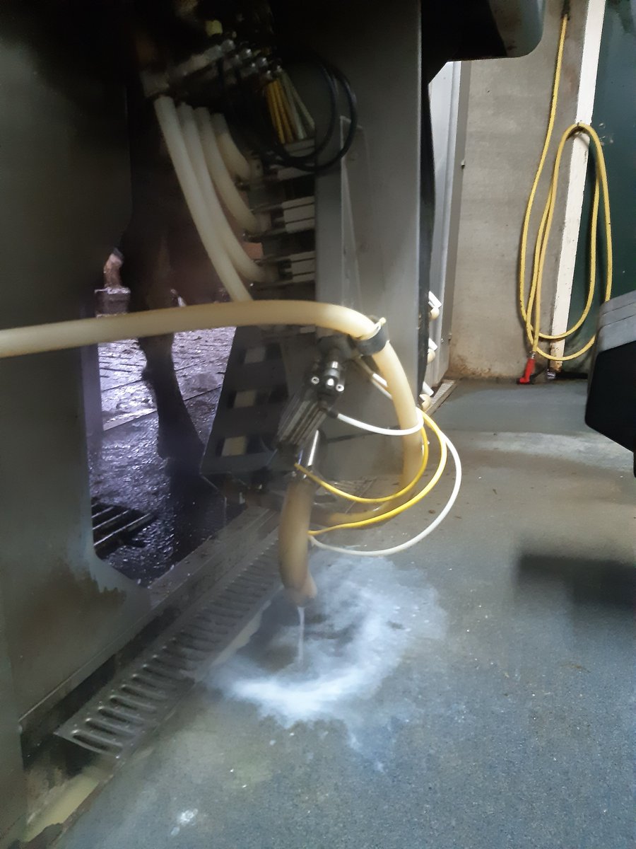 36sandjes's tweet image. Een kijkje in onze #melkrobot. Aan weerszijden een box waar een koe in staat. In het midden één robotarm die beide kanten bediend.
De koeien kunnen er in wanneer ze willen, dat is voor de meeste koeien 2x per 24 uur.