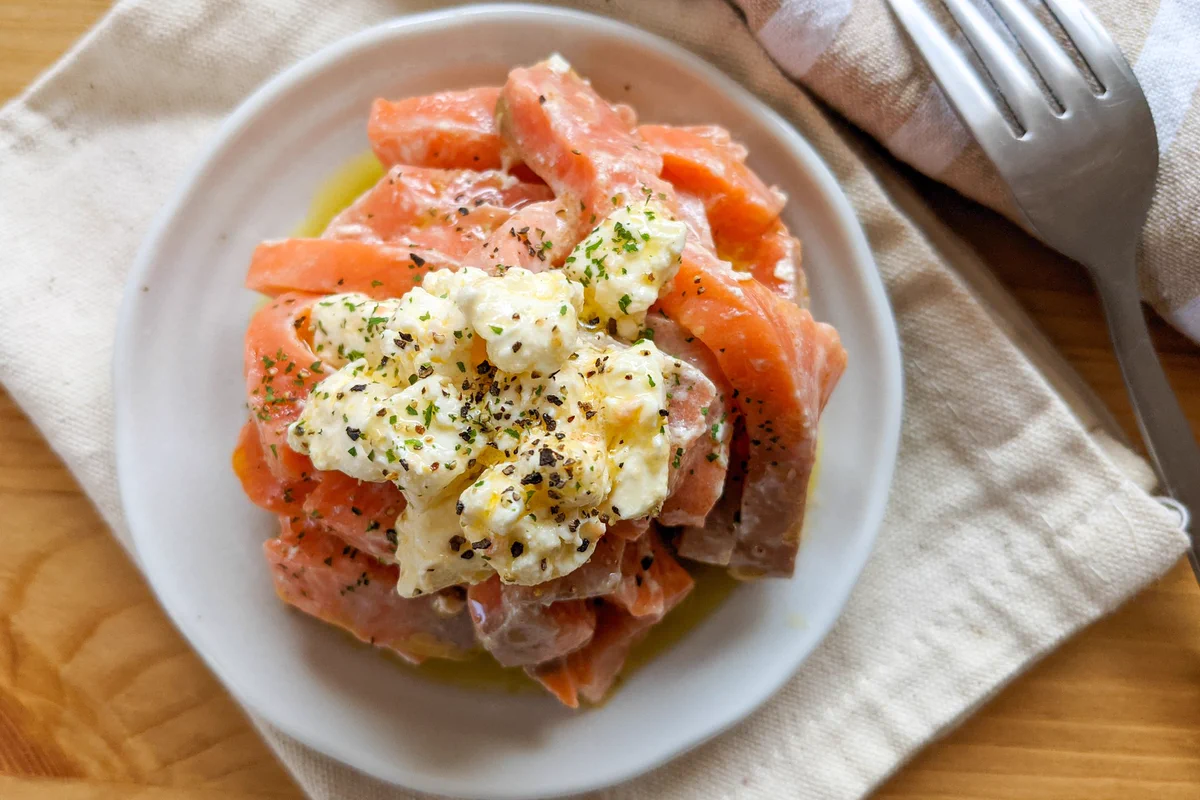 美味すぎる一品に仕上がる？！クリームチーズとの組み合わせがとっても美味しそうな、サーモンのマリネレシピ！